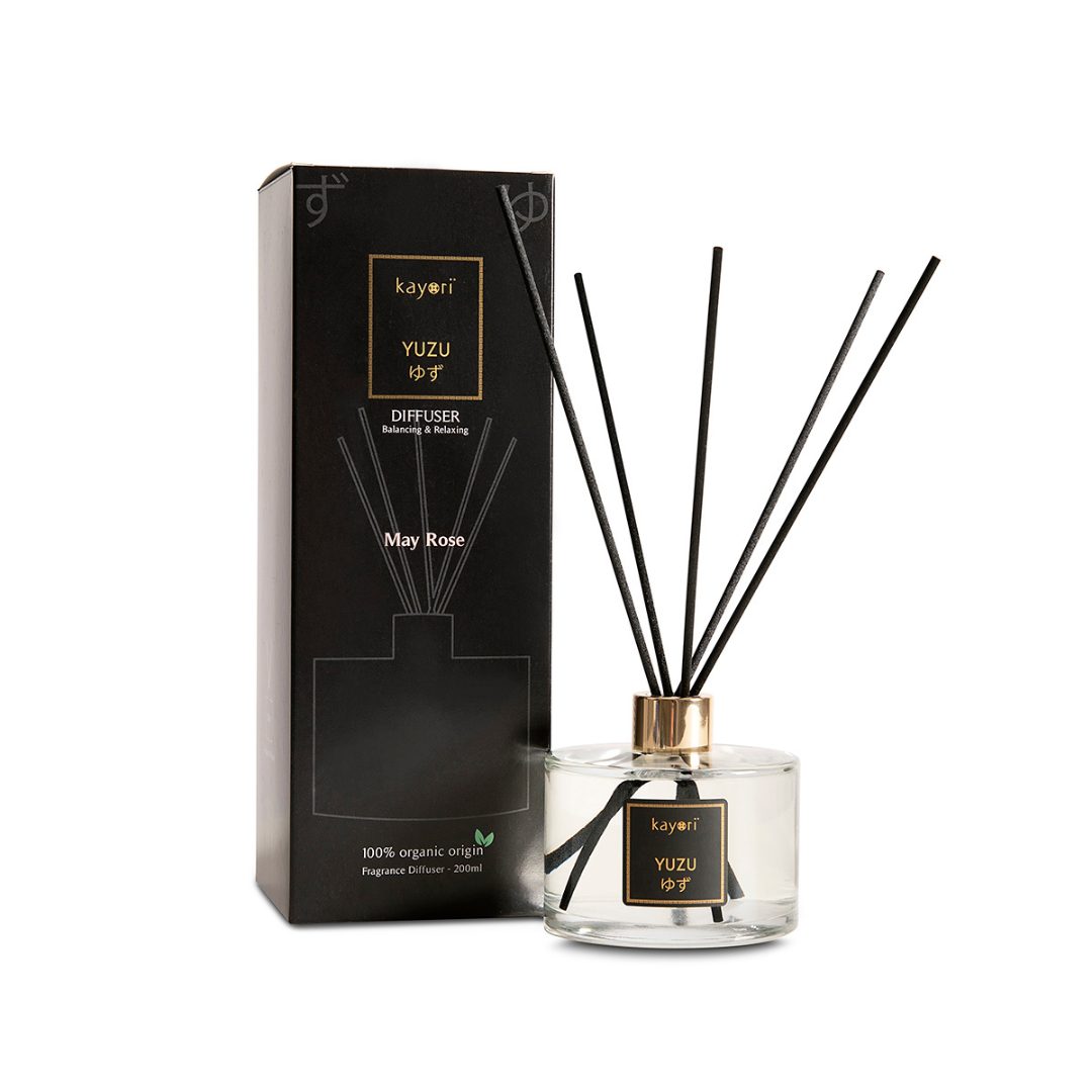 Kayori Kohaku diffuser met glazen fles, geurstokjes en donkere verpakking.