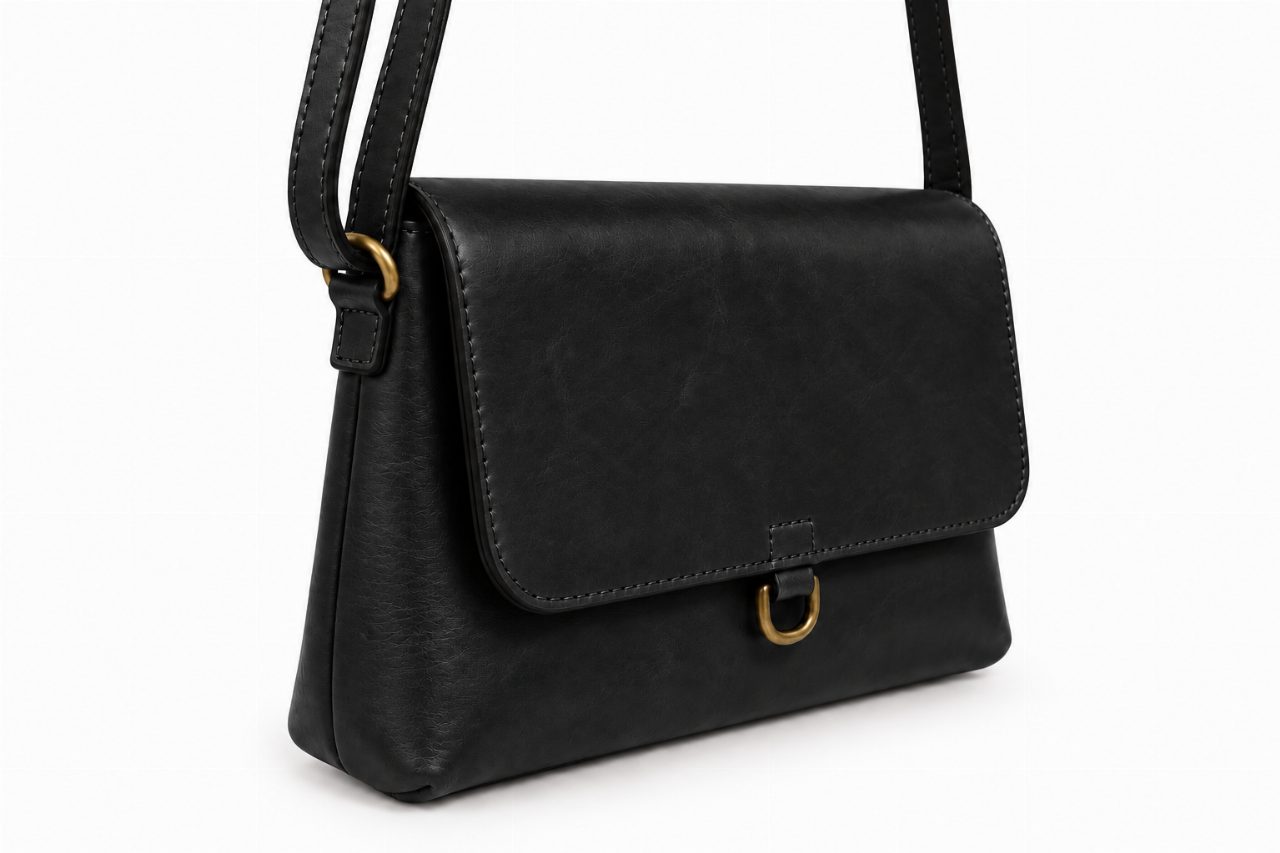 Zwarte leren Bag2Bag Sarek schoudertas met afgeronde overslag.
