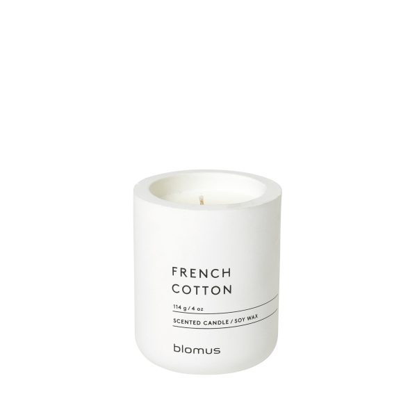 Lichte betonnen blomus FRAGA geurkaars met het etiket French Cotton.