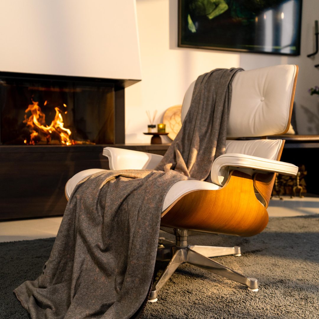 Groene Kayori Morian plaid gedrapeerd over een fauteuil.