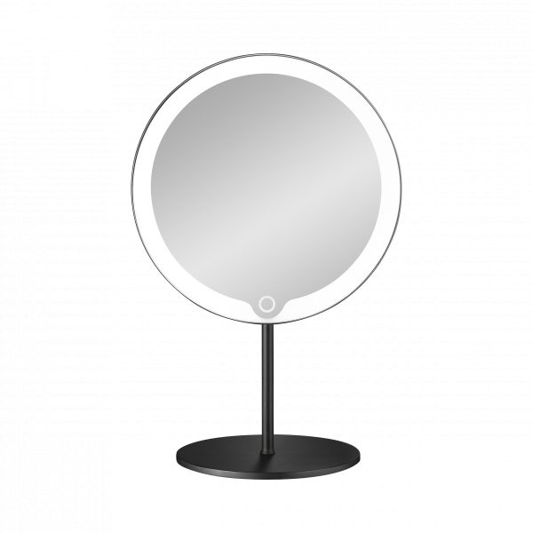 Zwarte blomus MODO spiegel op een standaard met LED-ring rond het spiegelvlak.