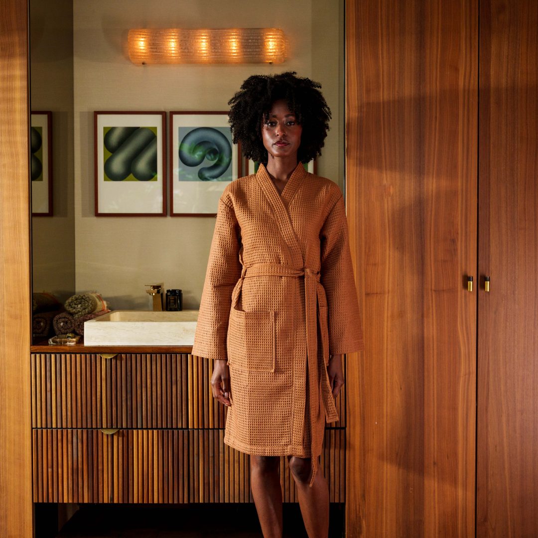 Bruine Kayori Geisha badjas met wafelstructuur, gedragen in een interieur met hout.